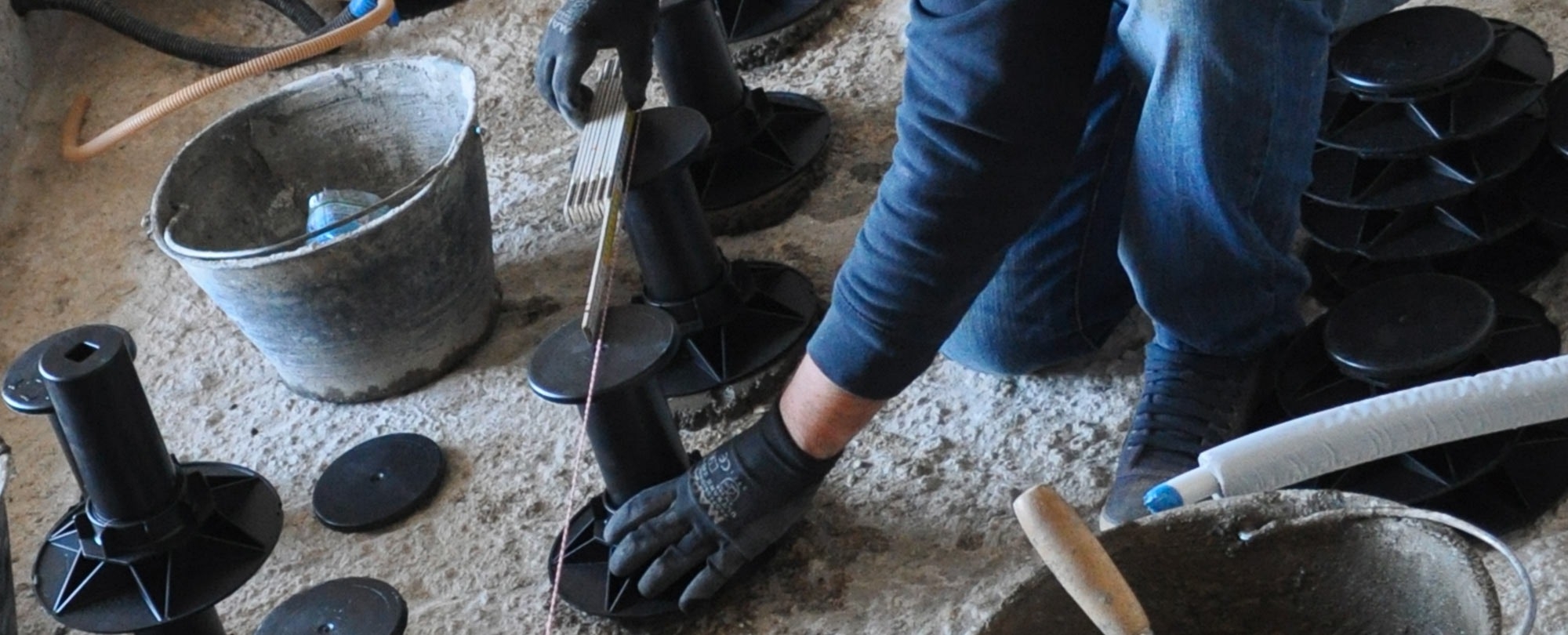 AZZERAMENTO DEI TEMPI DI ASCIUGATURA.ALLEGGERIMENTO DEL SOLAIO.TOTALMENTE ECO-SOSTENIBILE.L'ALTERNATIVA AL CLASSICO MASSETTO IN CEMENTO.