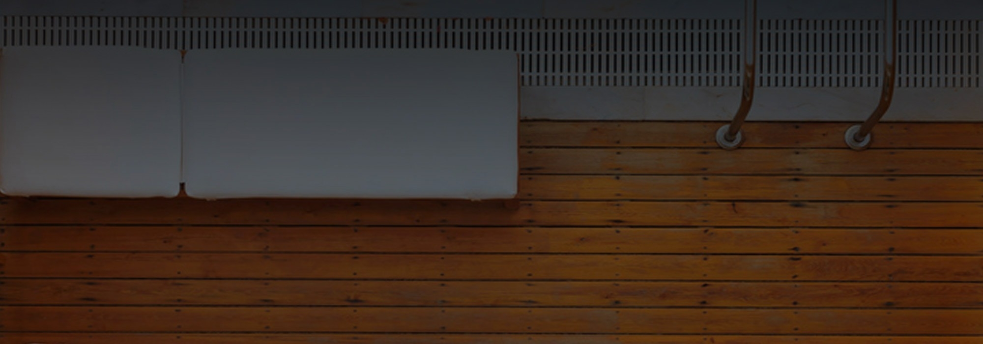 Sistema con viti o clips fissate 
su morale ancorato su distanziatori/funghetti
regolabili in altezza